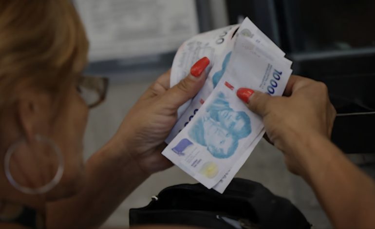 EL SALARIO MÍNIMO VALE MENOS QUE EN 2001 Y DEBERÍA TRIPLICARSE PARA RECUPERAR SU PODER DE COMPRA ORIGINAL