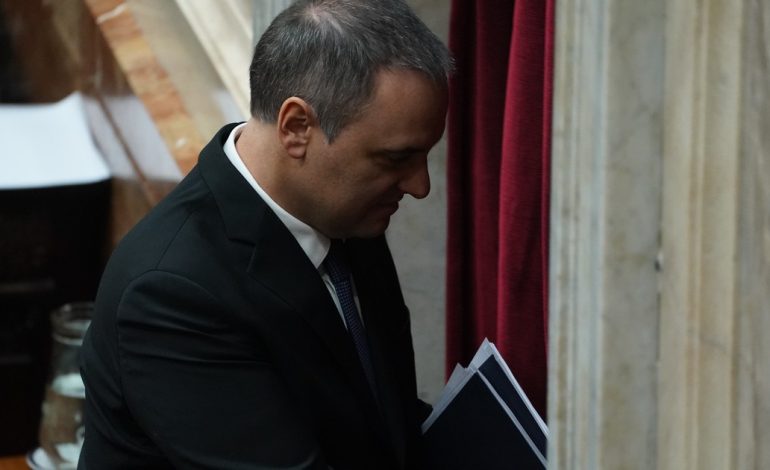 la-justicia-restringe-las-salidas-de-manuel-adorni-al-exterior-mientras-avanza-la-causa-por-presunto-enriquecimiento-ilicito
