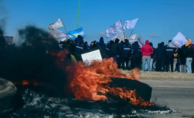GUALEGUAYCHÚ: LOS TRABAJADORES DESPEDIDOS RECLAMARON EN LA ROTONDA DEL PARQUE INDUSTRIAL.
